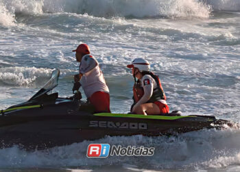 Salvavidas rescatan a tres adolescentes arrastrados por una corriente en Playa Sábalo de Mazatlán