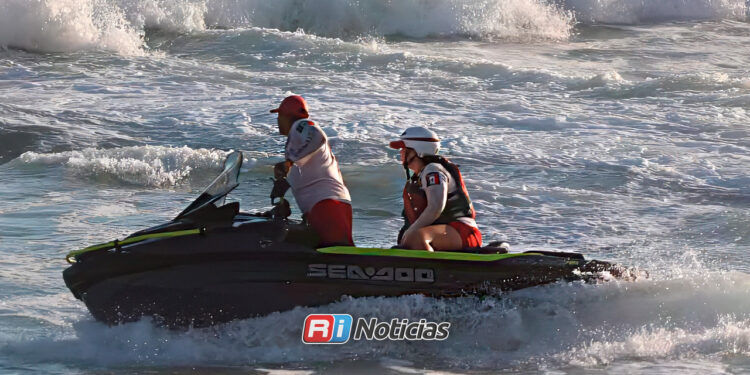 Salvavidas rescatan a tres adolescentes arrastrados por una corriente en Playa Sábalo de Mazatlán