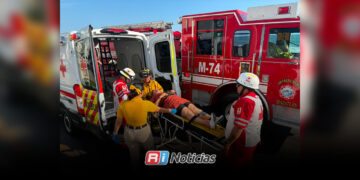 Aparatosa volcadura deja a mujer herida en avenida del mar
