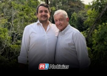 Reaparece AMLO en fotografía junto a Andrés López Beltrán