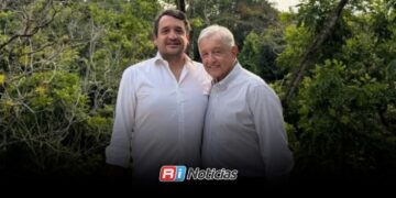 Reaparece AMLO en fotografía junto a Andrés López Beltrán