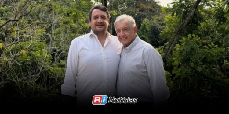 Reaparece AMLO en fotografía junto a Andrés López Beltrán