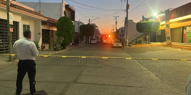 Culiacán, Sin. (RI Noticias) Asesinan a balazos a una mujer dentro de un auto en Culiacán