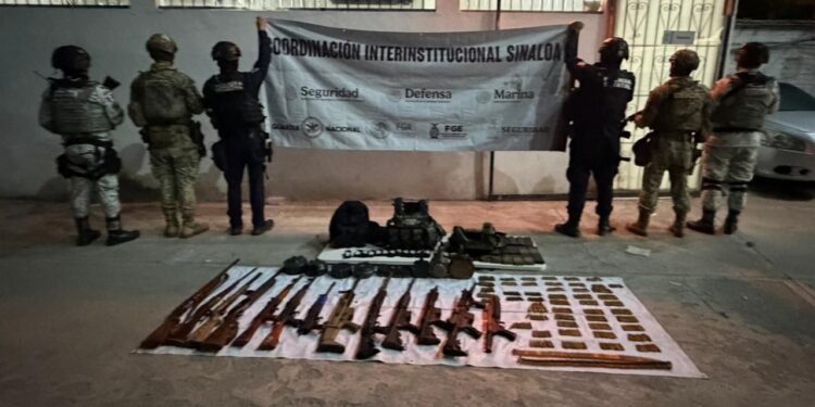 Grupo Interinstitucional asegura arsenal y equipo táctico en Escuinapa; más tarde son agredidos con explosivos