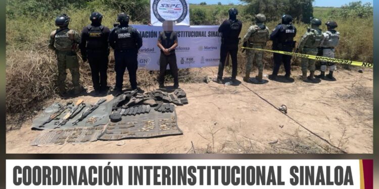 Detienen a 3 civiles, armas y un vehículo con reporte de robo en Navolato