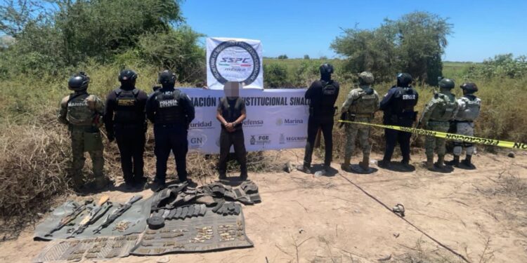 Detienen a 3 civiles, armas y un vehículo con reporte de robo en Navolato