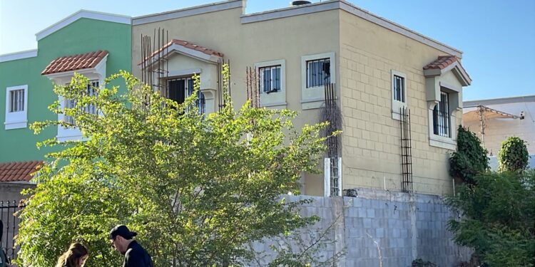 Atacan a balazos a vivienda en Urbi Villa del Cedro
