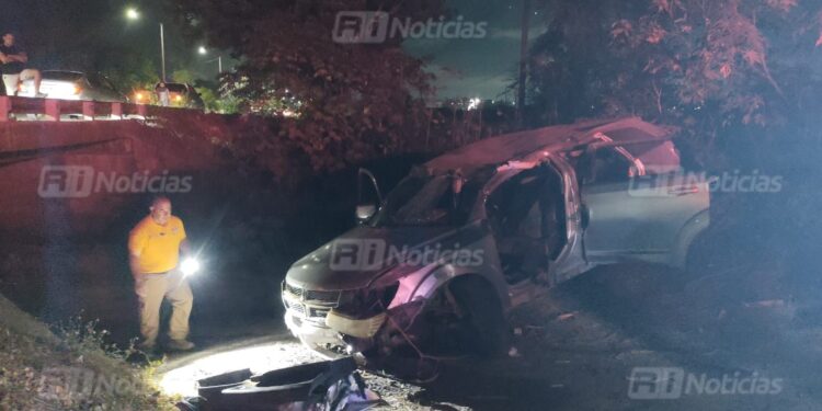 Volcadura deja Dos muertos y un herido en el Zapote