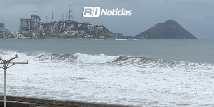 ALERTA: Continúa la alerta por mar de fondo en Mazatlán; mantienen vigilancia en playas