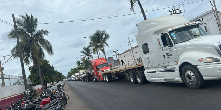 Filas de carga llegan hasta el ferry; transportistas piden agilizar operaciones
