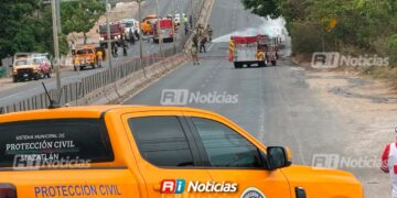 Se incendia pipa cargada de gas en la salida sur de Mazatlán