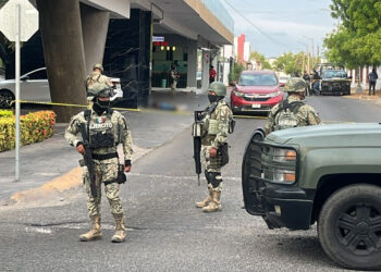 Asesinan a hombre en estacionamiento de plaza comercial al norte de Culiacán