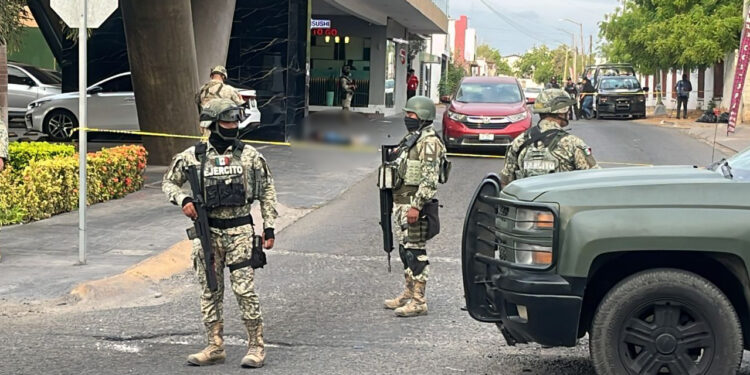 Asesinan a hombre en estacionamiento de plaza comercial al norte de Culiacán