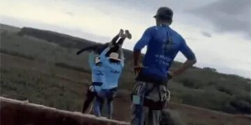 VIDEO: Joven muere tras ser lanzada al vacío de una altura de 40 metros