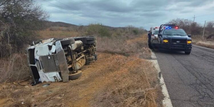 Choque con volcadura deja una persona lesionada en la autopista Mazatlán-Culiacán