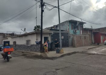 Sujeto pone en riesgo a su propia hija y amenaza con hacer explotar un cilindro de gas en Urías