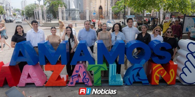 Grupo Petroil develan letras “Amamos Mazatlán” como nuevo símbolo de identidad y orgullo en el puerto