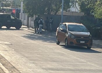 Atacan a balazos a conductor en la Lombardo Toledano; lo trasladan herido a un hospital