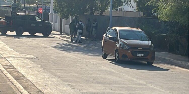 Atacan a balazos a conductor en la Lombardo Toledano; lo trasladan herido a un hospital