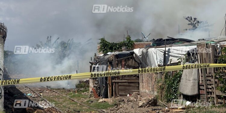 Incendio consume cuatro viviendas en invasión ubicada en la entrada del Parque Bonfil de Mazatlán