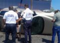 Vuelca camioneta sobre el puente del Café Marino, al sur de Mazatlán