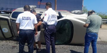 Vuelca camioneta sobre el puente del Café Marino, al sur de Mazatlán