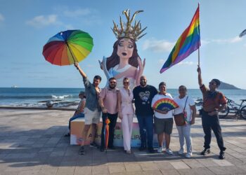 La comunidad LGBT, Maz Orgullo 2026, Pride Mazatlán, inauguraron la instalación de un monigote “El Anhelo de Calipso” en homenaje a las mujeres trans.