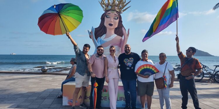 La comunidad LGBT, Maz Orgullo 2026, Pride Mazatlán, inauguraron la instalación de un monigote “El Anhelo de Calipso” en homenaje a las mujeres trans.