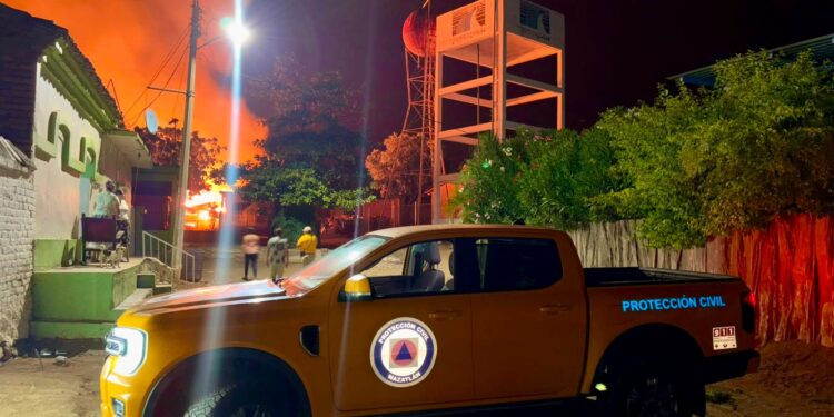 Reportan incendio en fábrica de tarimas en El Salto, sindicatura de La Noria, al norte de Mazatlán