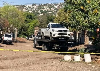 Localizan camioneta con impactos de baleada en la colonia República Mexicana de Culiacán