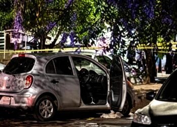 Balean vehículo en Alturas del Sur; un hombre muere y una mujer resulta herida