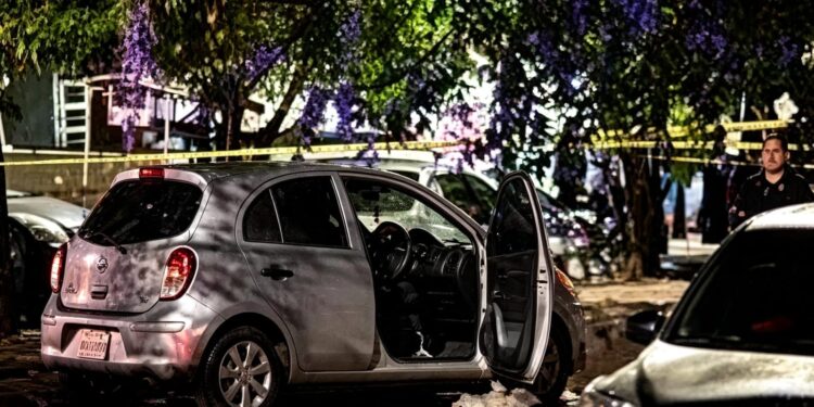 Balean vehículo en Alturas del Sur; un hombre muere y una mujer resulta herida