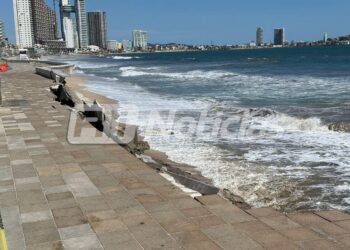 Fuerte Oleaje derrumba tramo del malecón de Mazatlán