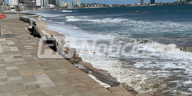 Fuerte Oleaje derrumba tramo del malecón de Mazatlán