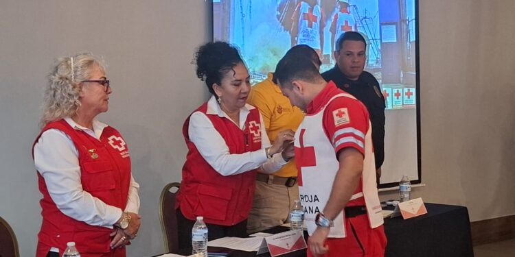 Cruz Roja Mazatlán reconoce la trayectoria de sus socorristas con entrega de medallas y perseverancias