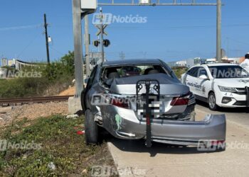 Tren impacta auto en el cruce ferroviario de Paseo Atlántico, al norte de Mazatlán