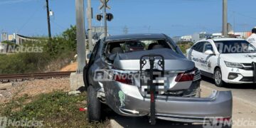 Tren impacta auto en el cruce ferroviario de Paseo Atlántico, al norte de Mazatlán