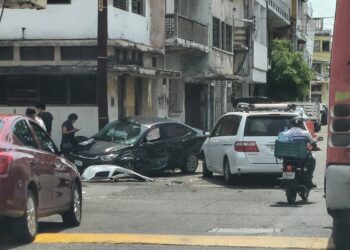 Choque entre automóvil y camión urbano deja daños materiales en el Centro de Mazatlán