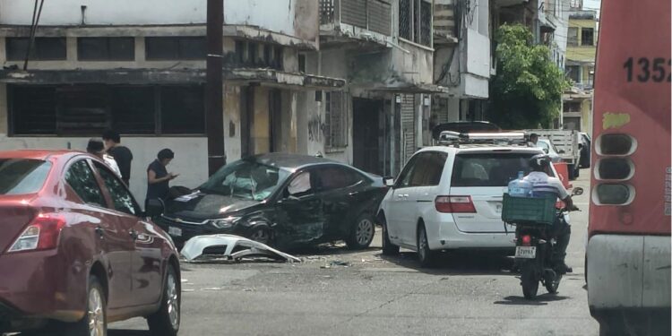 Choque entre automóvil y camión urbano deja daños materiales en el Centro de Mazatlán