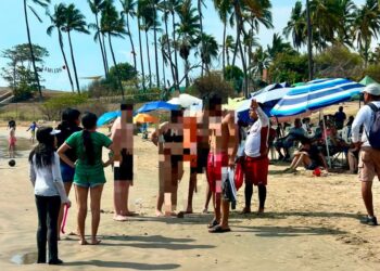 Rescatan a cuatro bañistas del mar en playas de Mazatlán durante jornada de fuerte oleaje