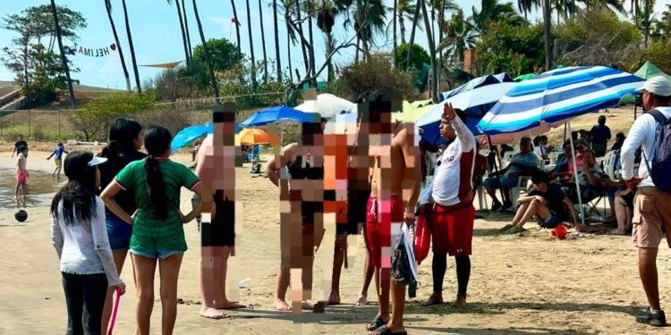 Rescatan a cuatro bañistas del mar en playas de Mazatlán durante jornada de fuerte oleaje