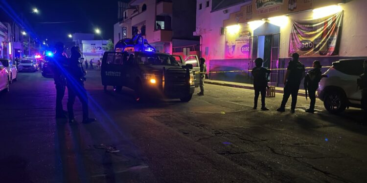 Asesinan a balazos a un hombre dentro de un bar en el Centro de Culiacán