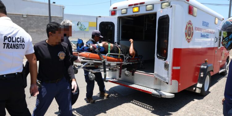 Motociclista se impacta contra camioneta frente a El Campestre, en Mazatlán; sufre probable fractura