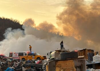 Despliegan operativo conjunto para sofocar incendio en el basurón municipal de Mazatlán
