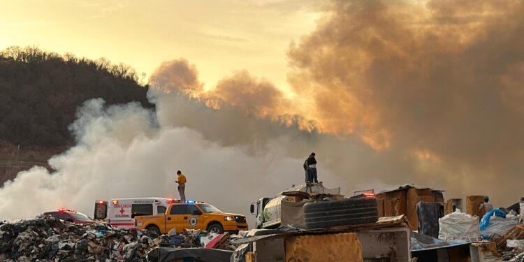 Despliegan operativo conjunto para sofocar incendio en el basurón municipal de Mazatlán