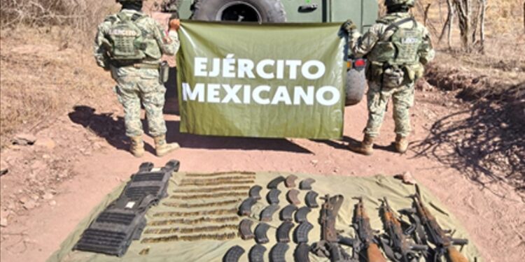 Aseguran arsenal y equipo táctico en operativos federales en el sur de Sinaloa