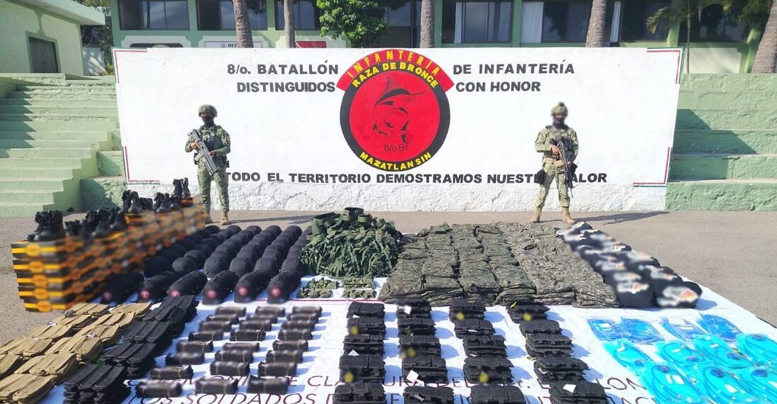Ejército asegura más de 200 uniformes tácticos y equipo tipo militar en  Rosario, Sinaloa – Ri Noticias