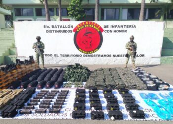 Ejército asegura más de 200 uniformes tácticos y equipo tipo militar en Rosario, Sinaloa