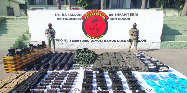 Ejército asegura más de 200 uniformes tácticos y equipo tipo militar en Rosario, Sinaloa