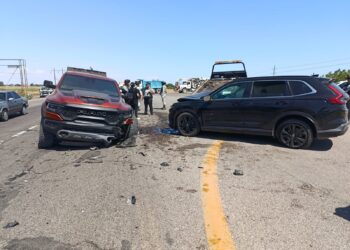 RAM artillada choca en la México 15 y es asegurada en Guasave; una mujer resulta lesionada